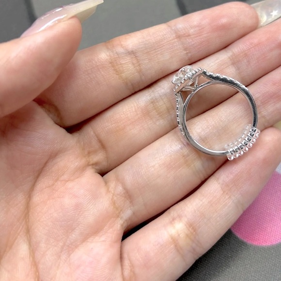 2CT Pear cut genuine engagement ring - Picture 13 of 14